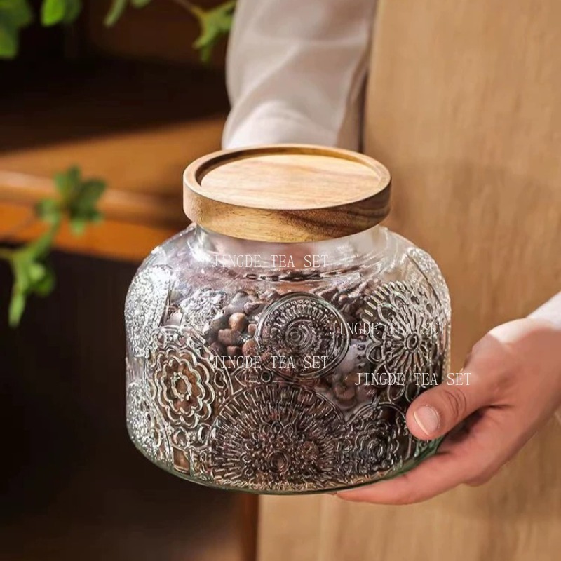 Food Storage Jars With Wooden Lids - Geprägtes Glas-Vorratsgefäß mit Holzdeckel, Vintage Luftdichte